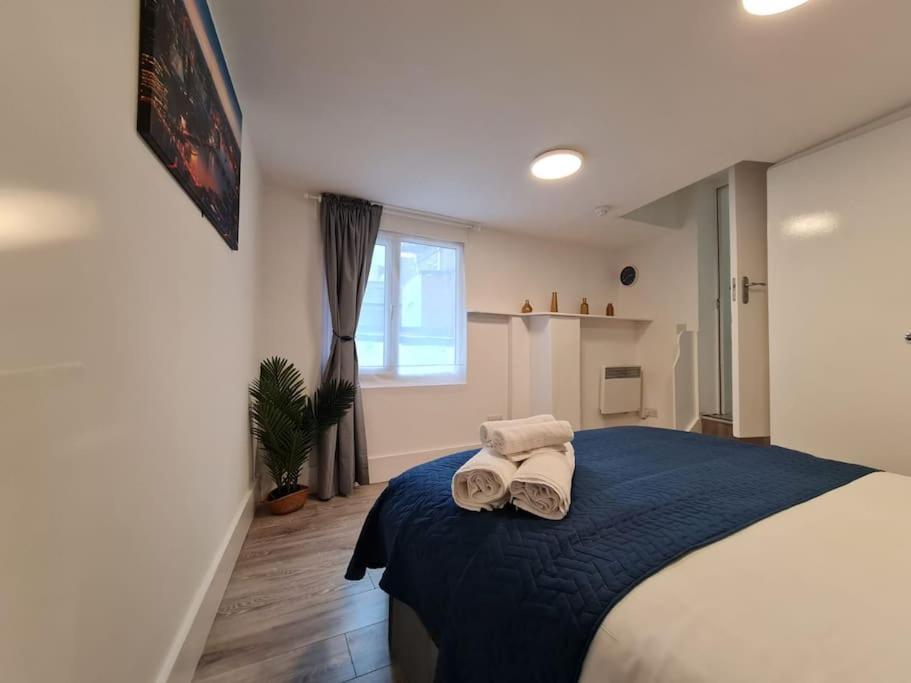 Stylish And Spacious 1 Bedroom Kensal Tube 1a London