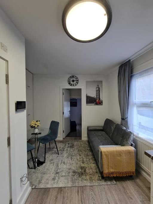Stylish And Spacious 1 Bedroom Kensal Tube 1a