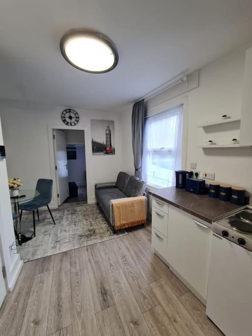 Stylish And Spacious 1 Bedroom Kensal Tube 1a *