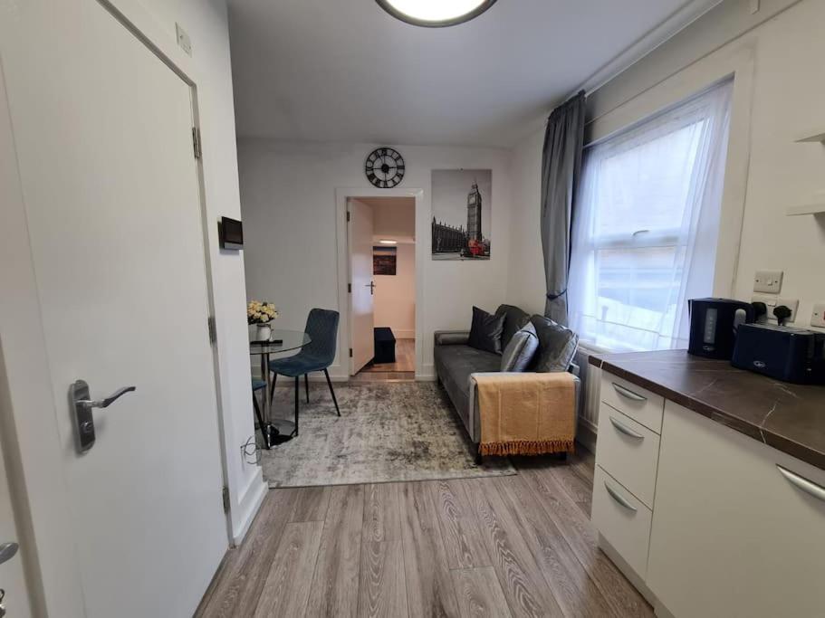 Stylish And Spacious 1 Bedroom Kensal Tube 1a Apartment *
