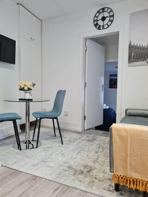 Stylish And Spacious 1 Bedroom Kensal Tube 1a London
