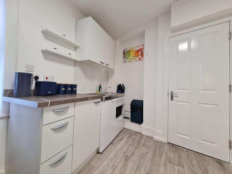 Stylish And Spacious 1 Bedroom Kensal Tube 1a