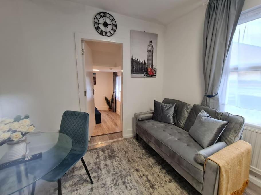 Stylish And Spacious 1 Bedroom Kensal Tube 1a * London