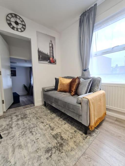 Stylish And Spacious 1 Bedroom Kensal Tube 1a