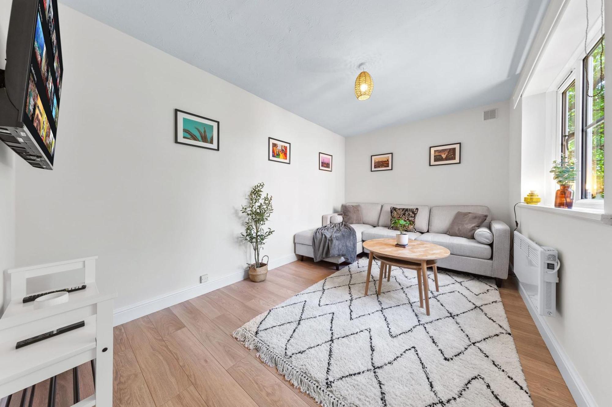 Apartment Beautiful 1 Bed Close To Amenities