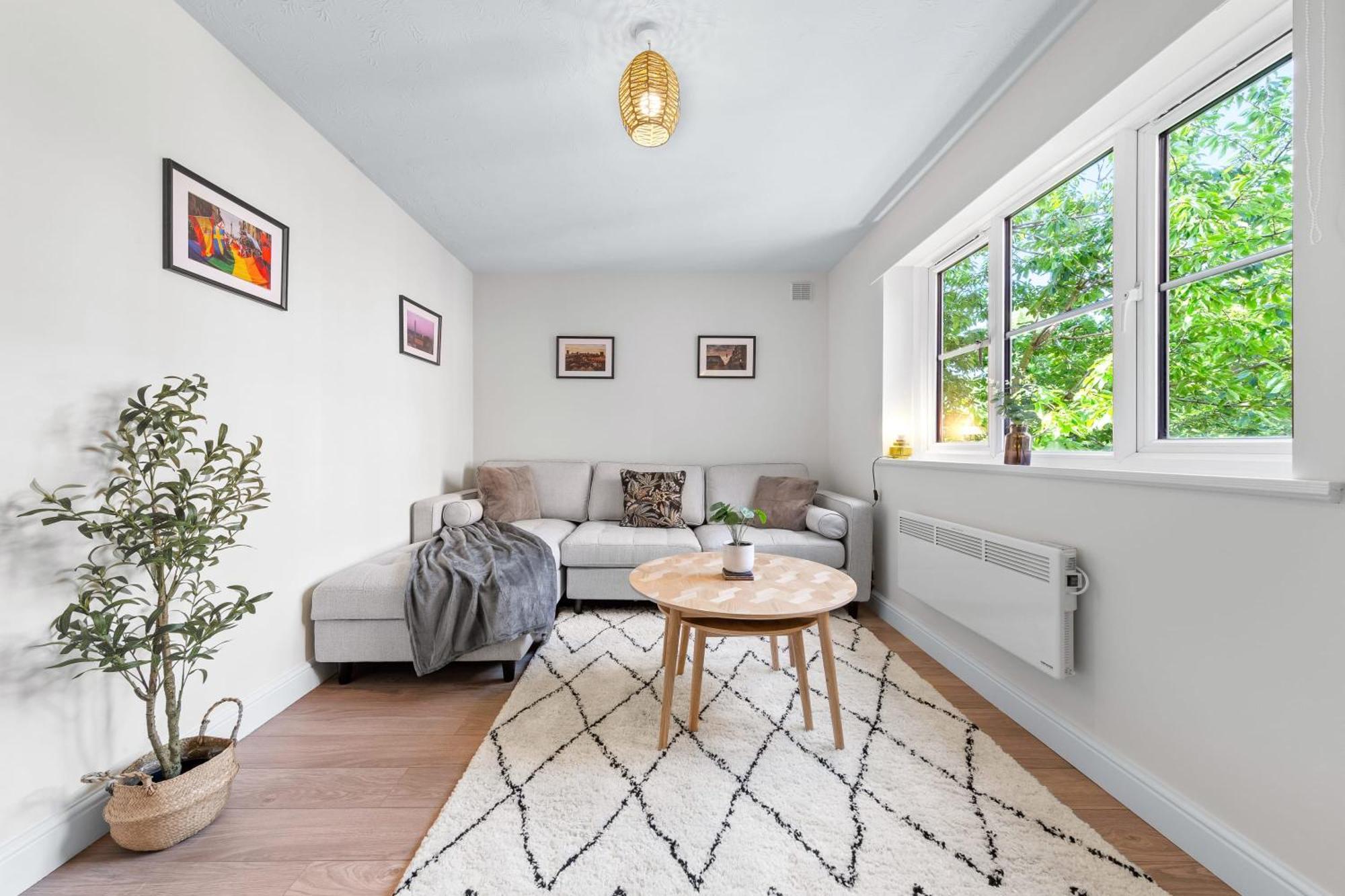 Beautiful 1 Bed Close To Amenities Apartment *