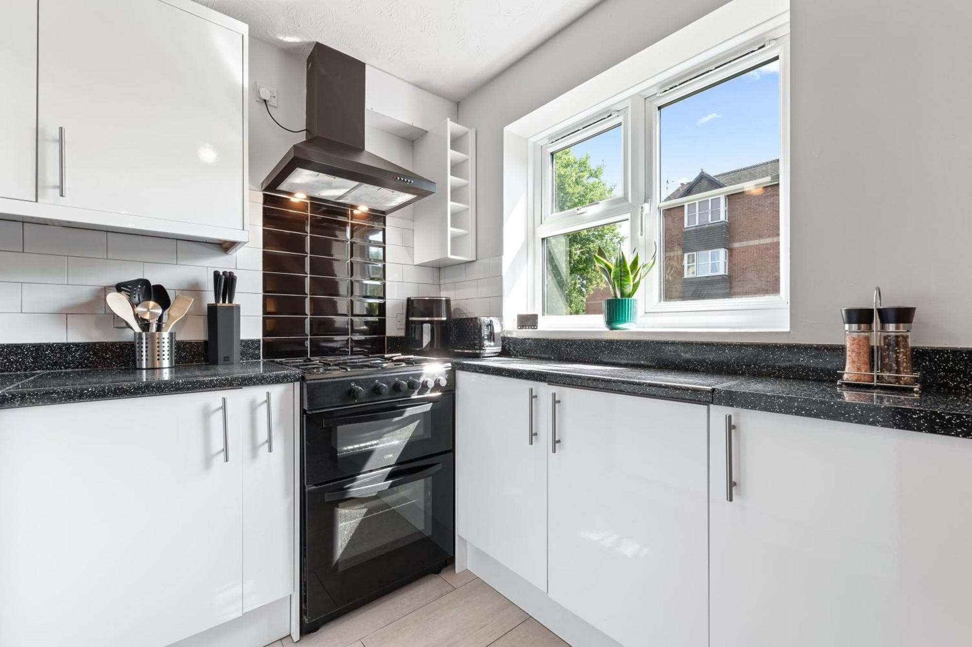 Apartment Beautiful 1 Bed Close To Amenities *