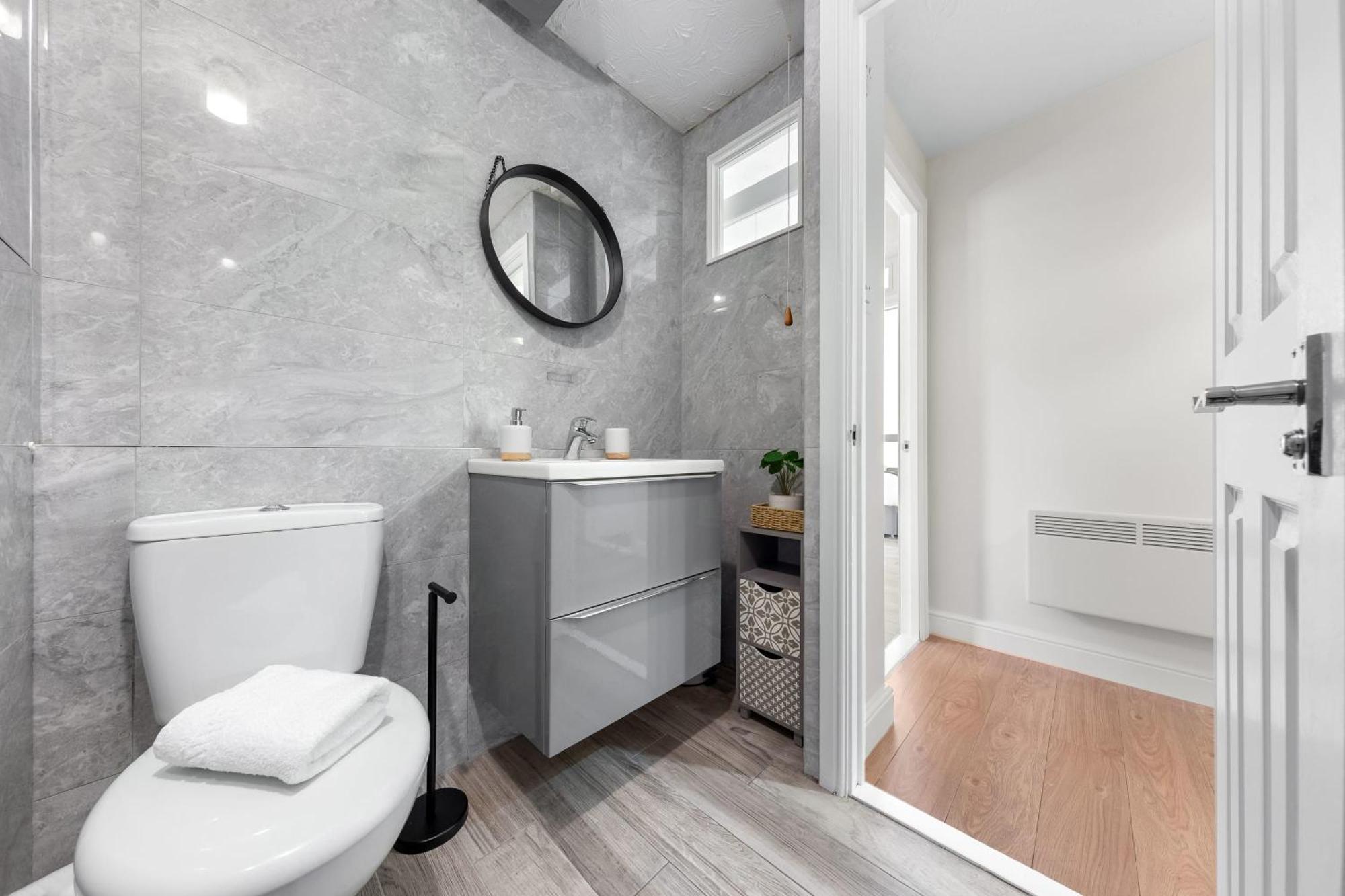 Beautiful 1 Bed Close To Amenities * London