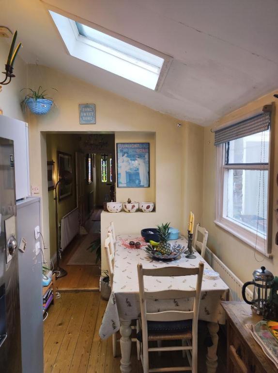 Cosy Double Near Wimbledon London