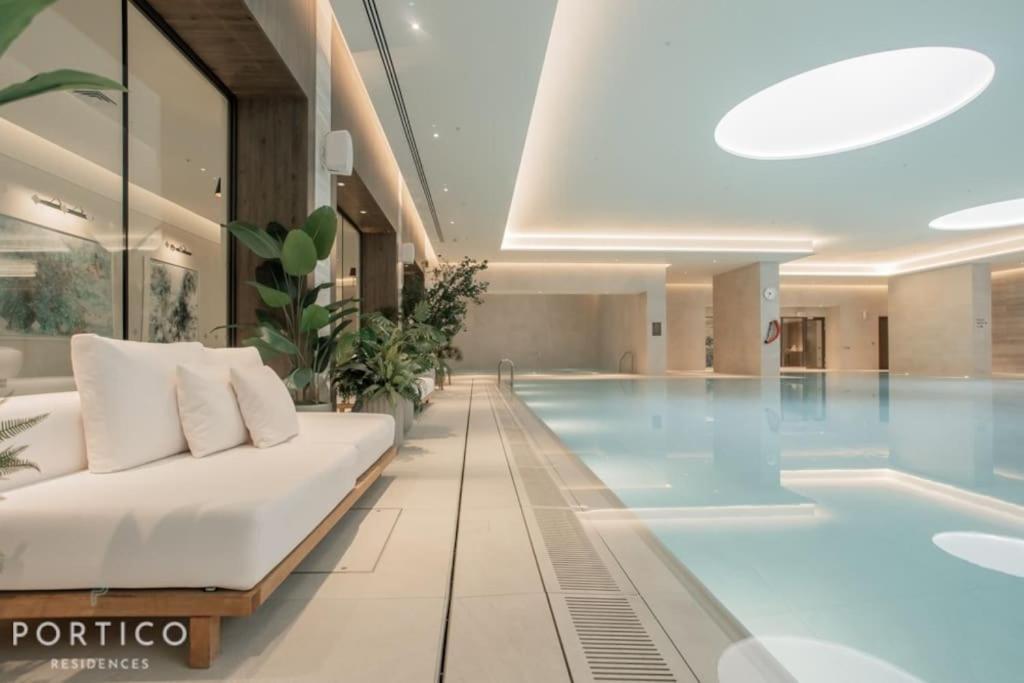 Stunning 2-bed With Pool In Nine Elms Apartment