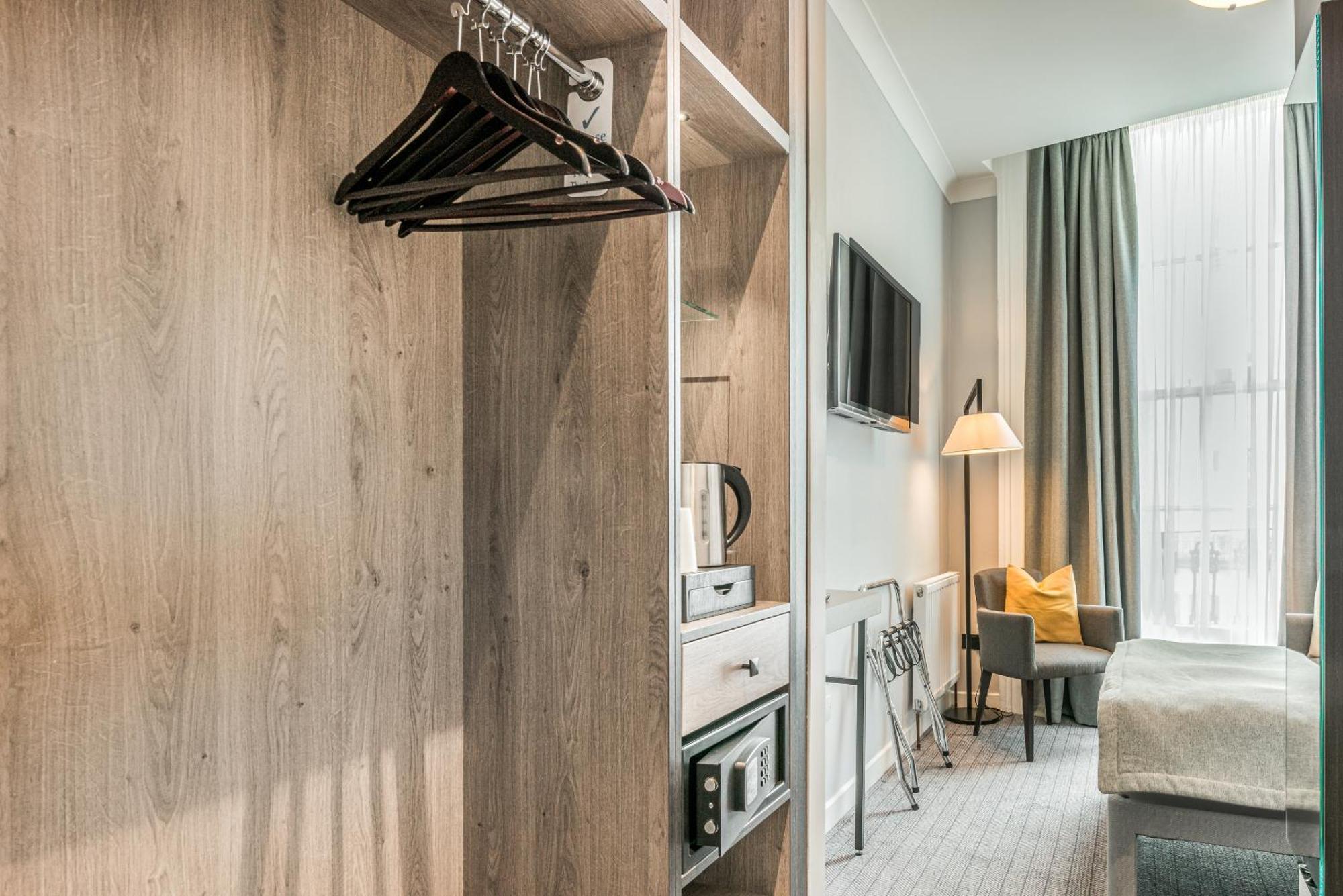 Princes Square Hotel London