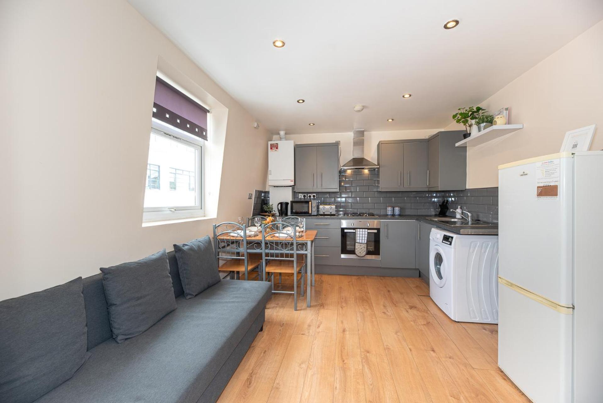 Lovely 3 Bedroom Flat , Aldgate, Tower Hill, Whitechapel Apartment