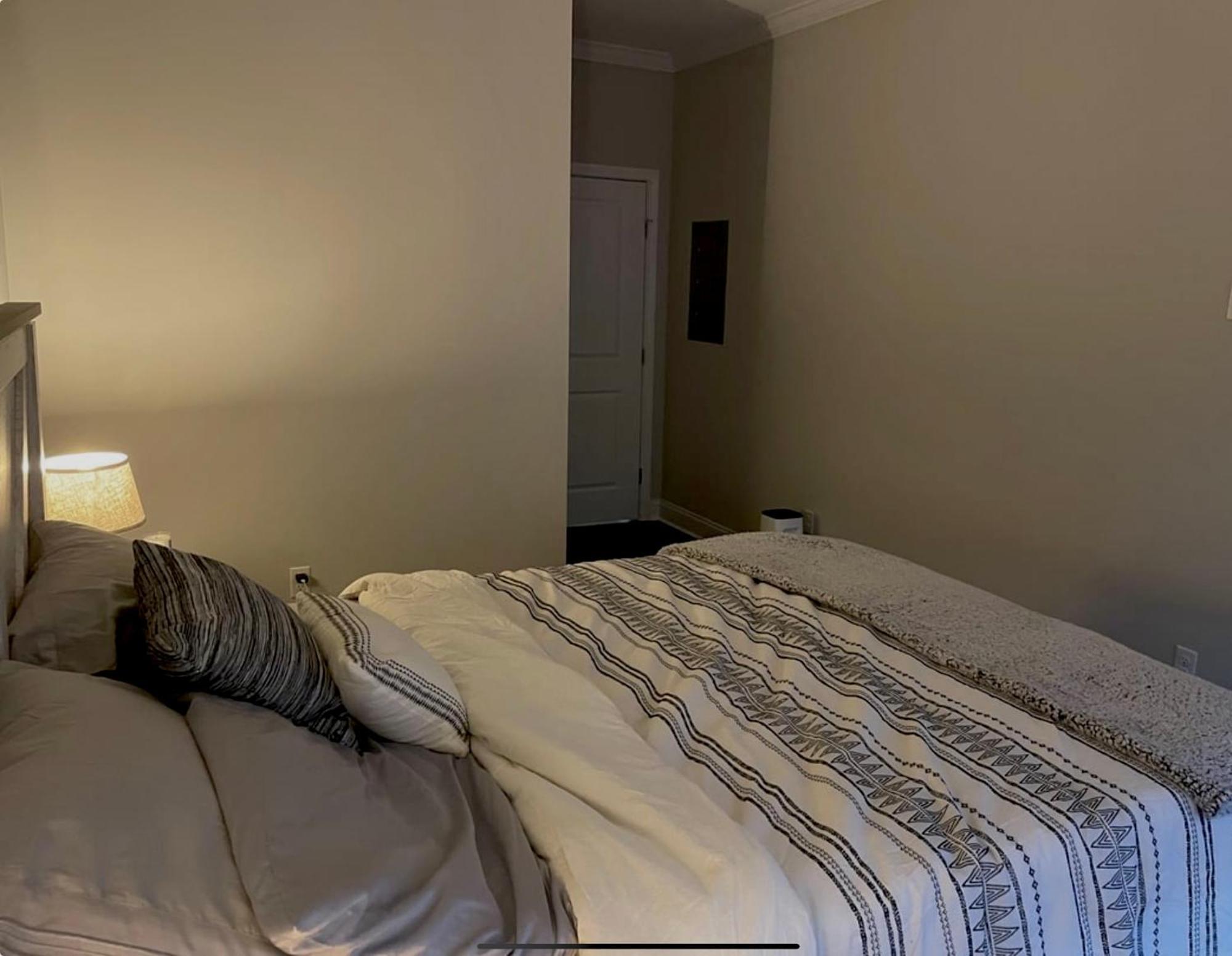 Double Bedroom With Shared Bathroom Apartment *