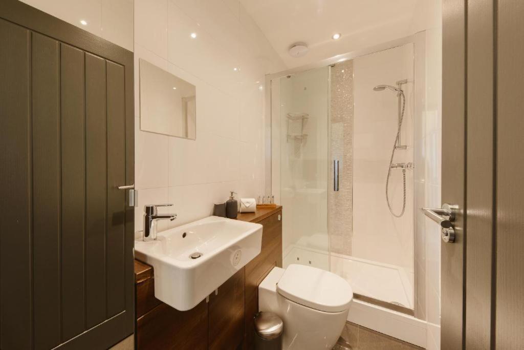 Amazing Warehouse Conversion In Chiswick Apartment *