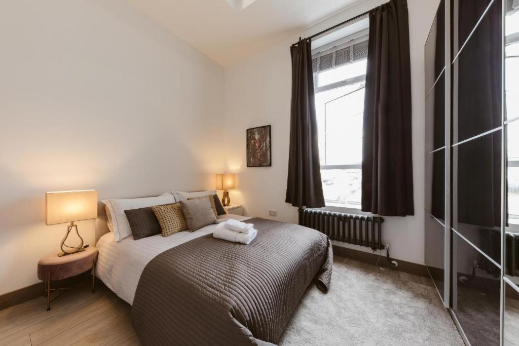 Amazing Warehouse Conversion In Chiswick Apartment London