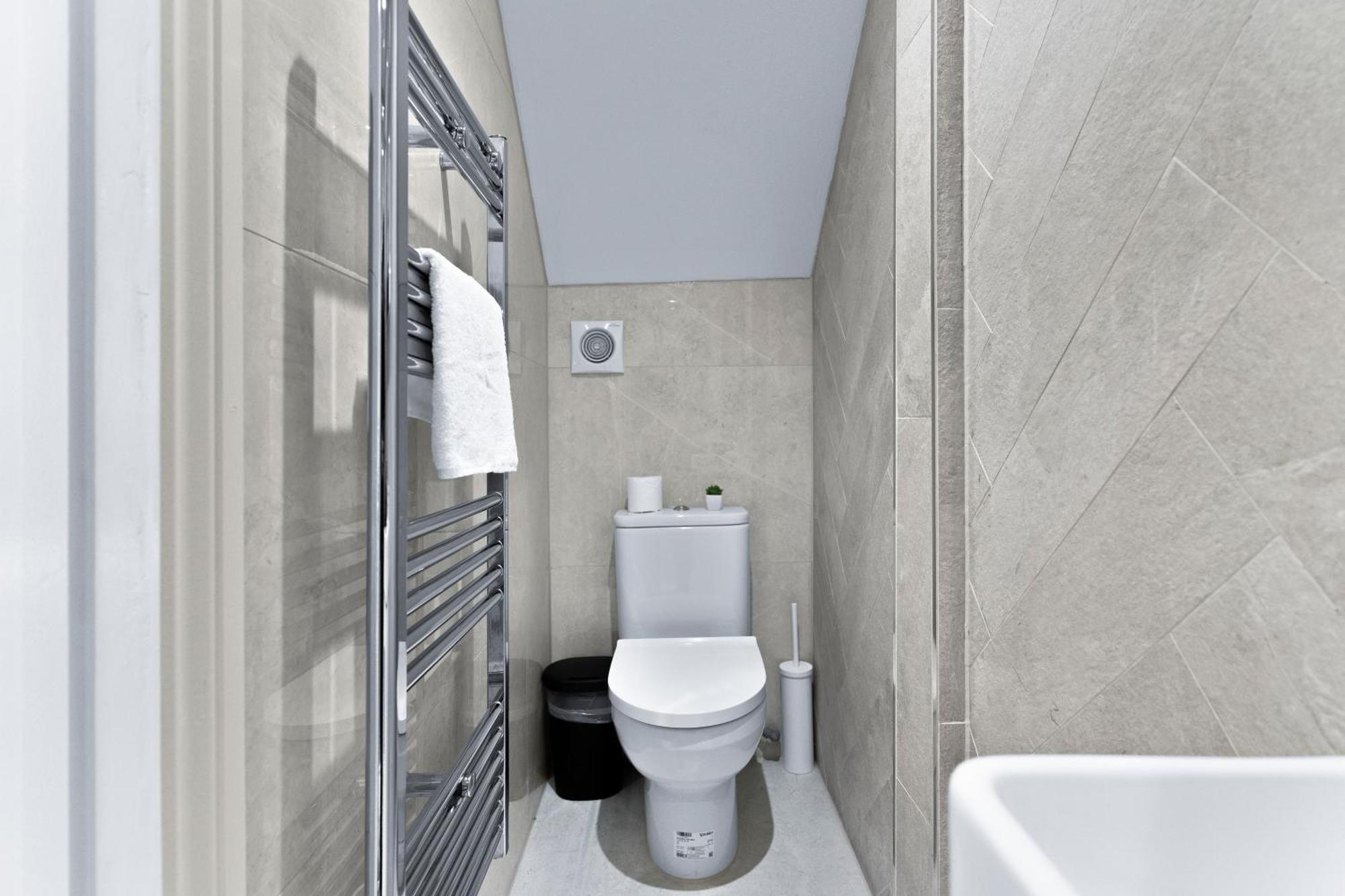 Modern With Free Wifi * London