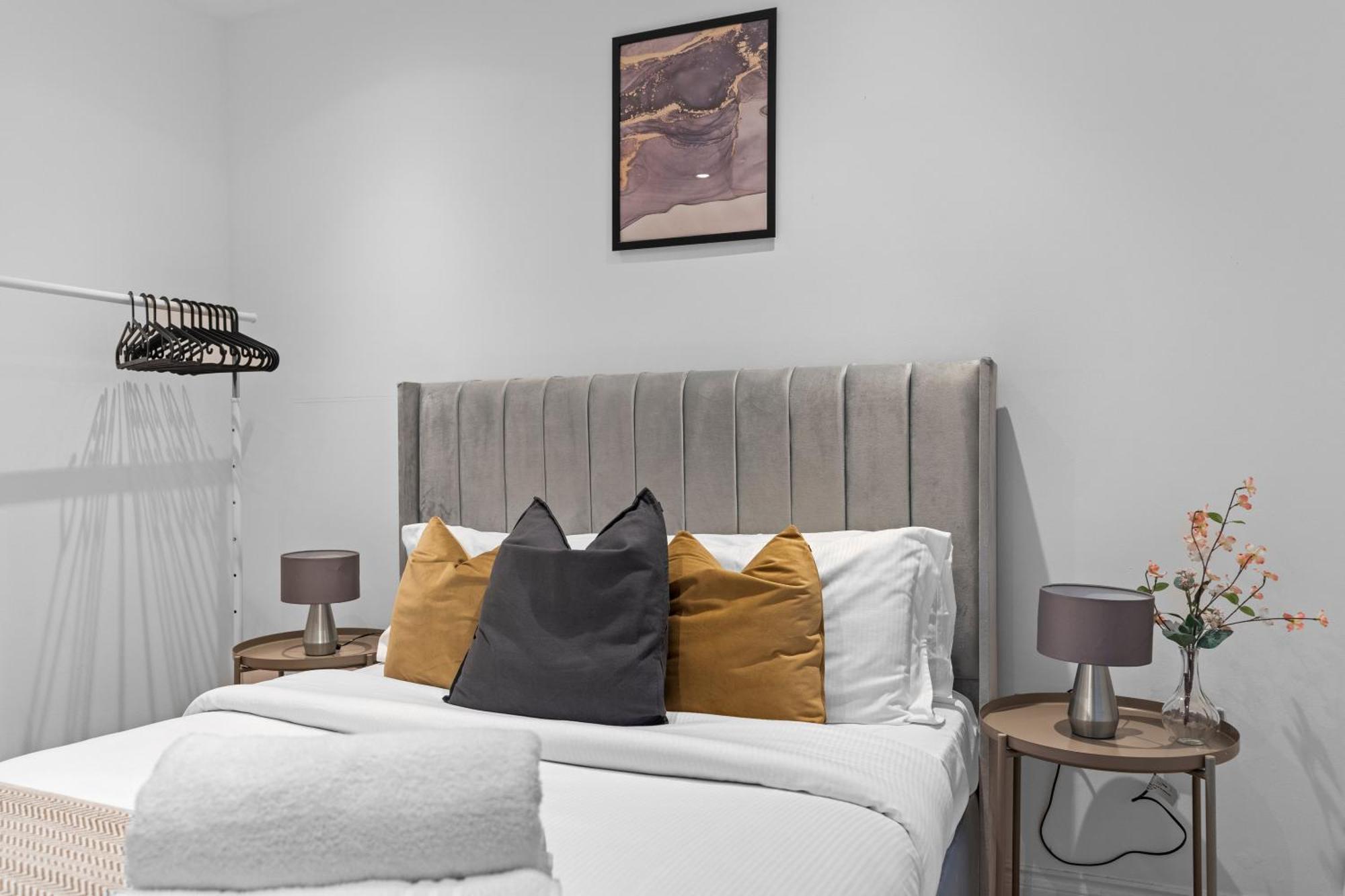 Modern With Free Wifi * London