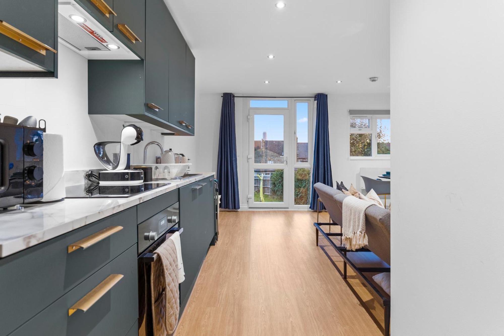Modern With Free Wifi Apartment