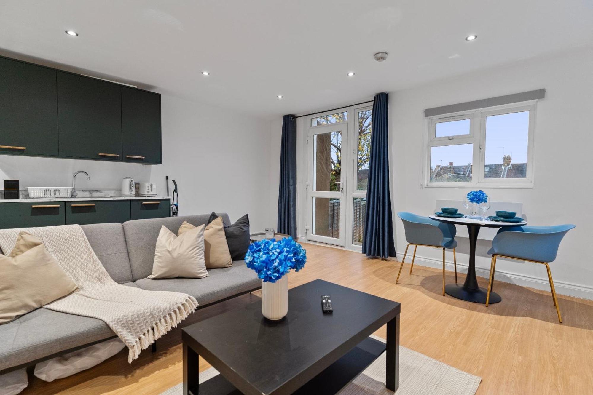 Modern With Free Wifi Apartment