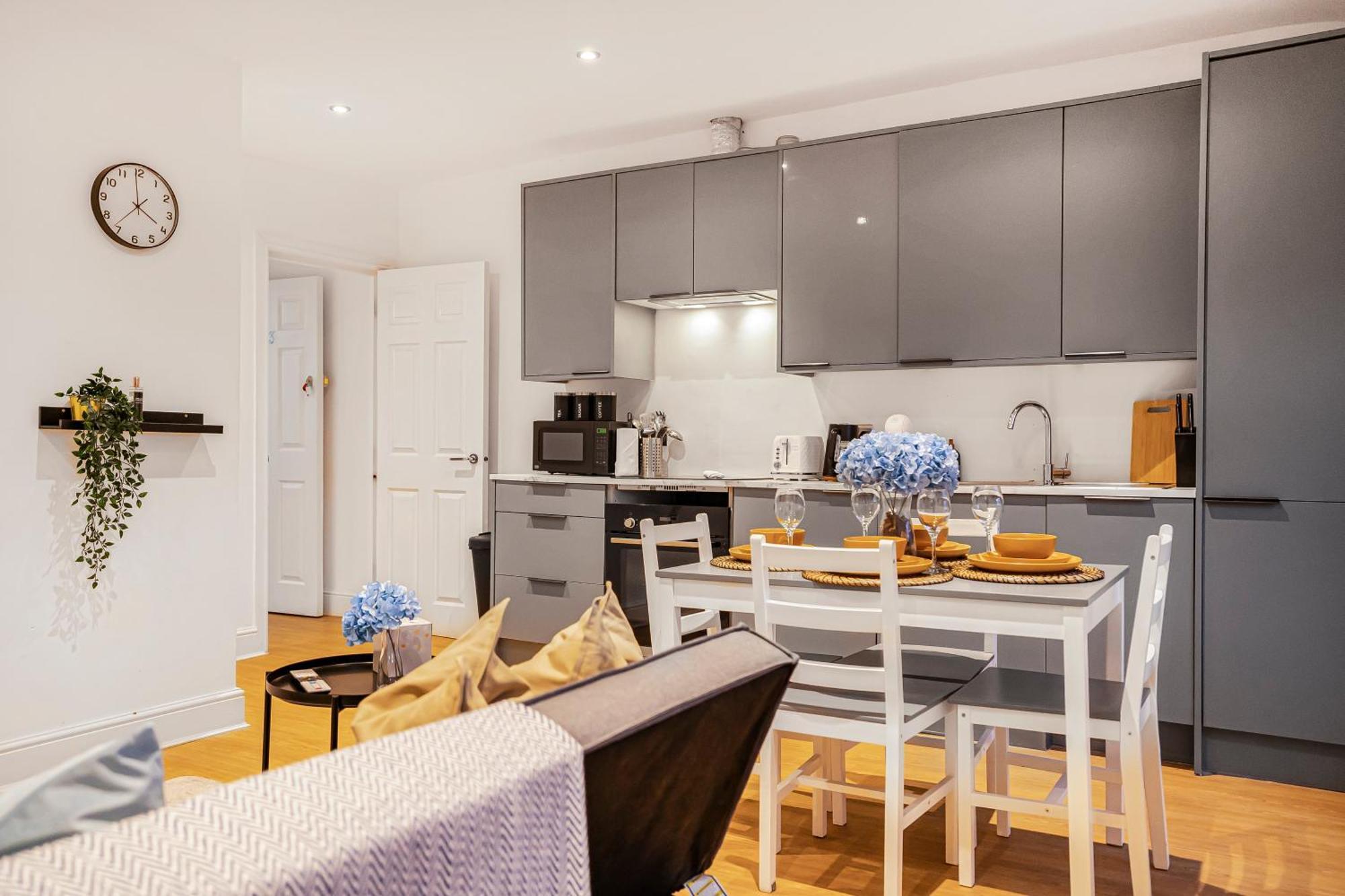 Modern With Free Wifi Apartment *