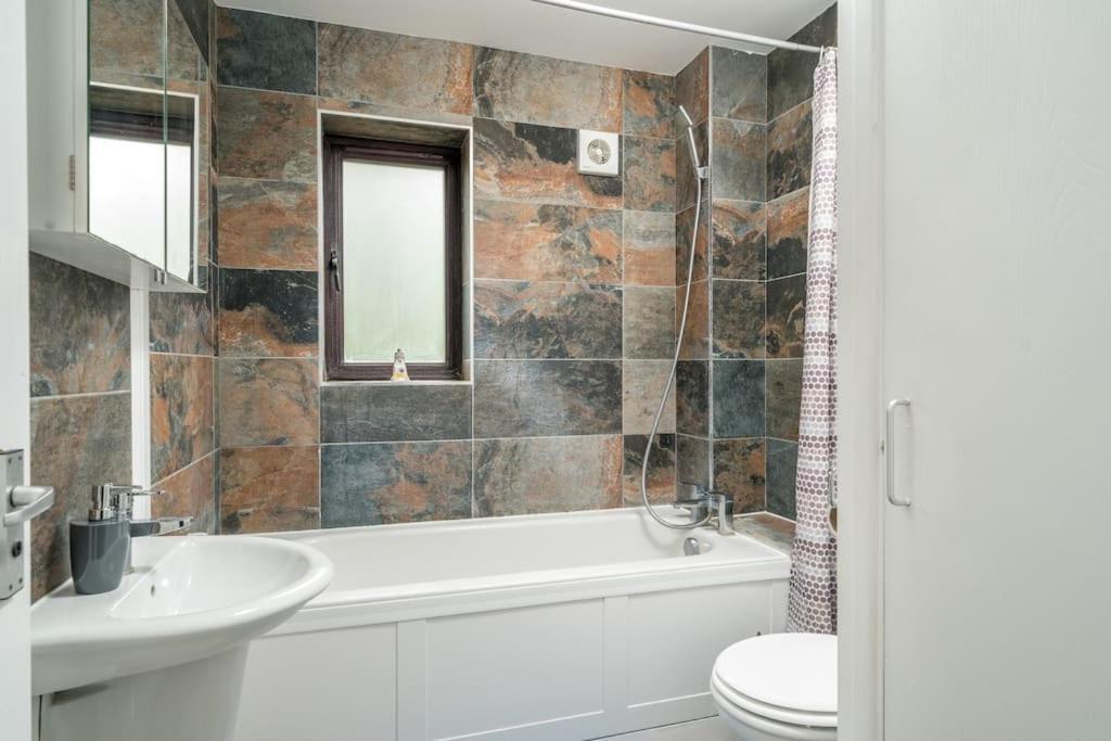 Gorgeous House, 5 Beds, Amazing Transport Links Apartment *