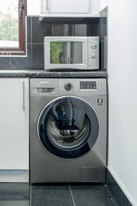 Apartment Gorgeous House, 5 Beds, Amazing Transport Links *