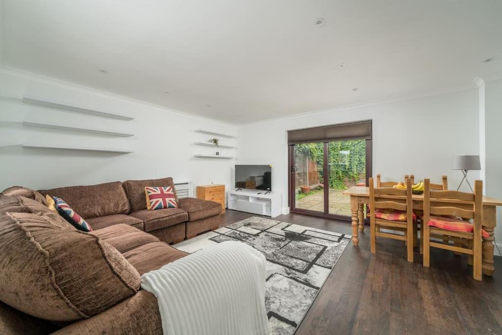 Gorgeous House, 5 Beds, Amazing Transport Links Apartment London