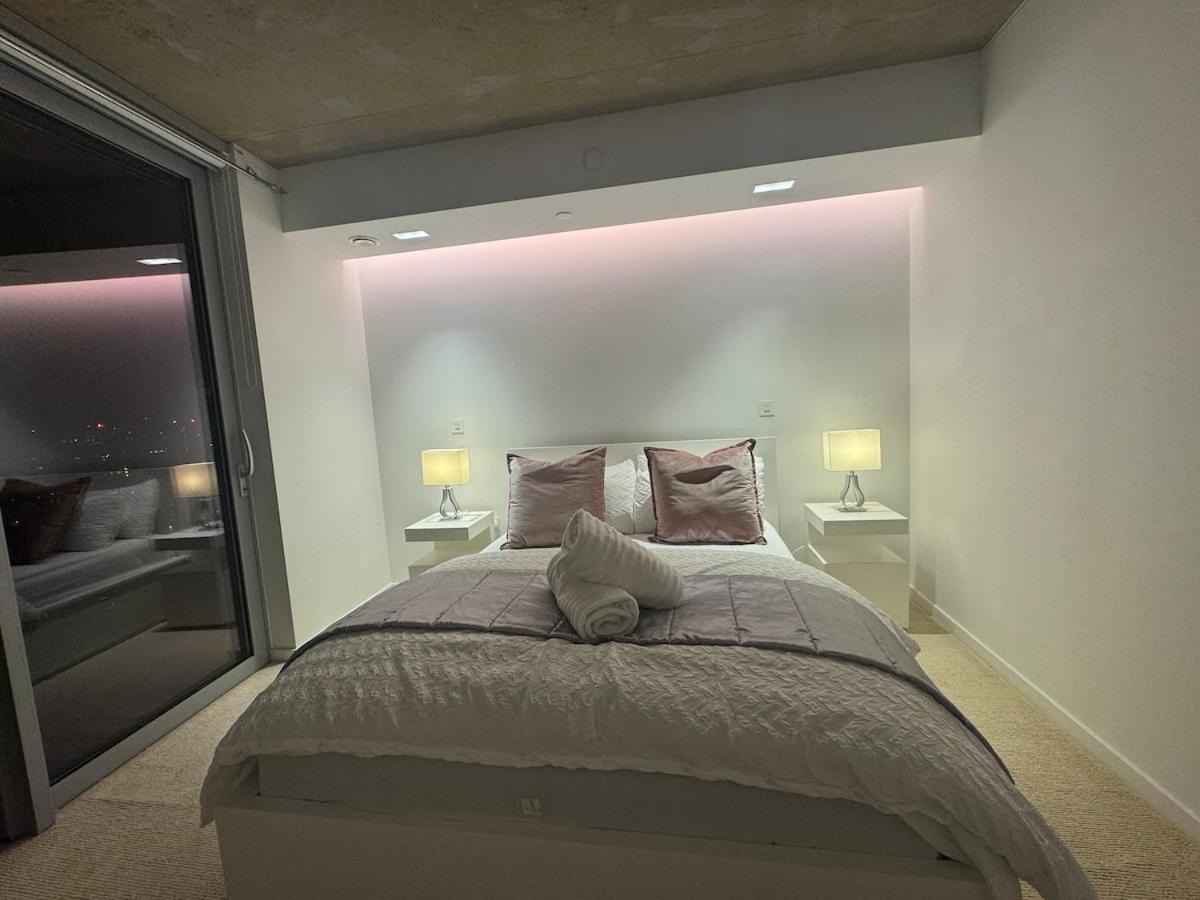 Luxury 1 Bedroom In With Free Parking *