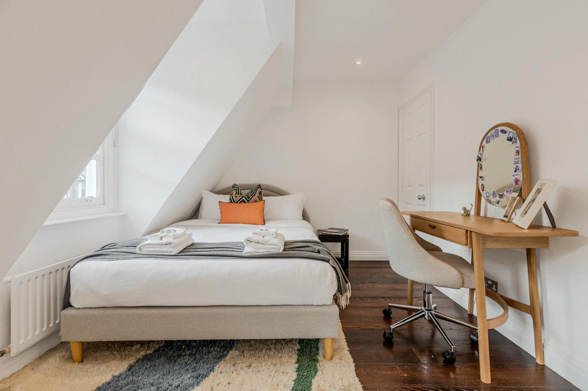 New 3lvl 3br With Garden, Prime Knightsbridge