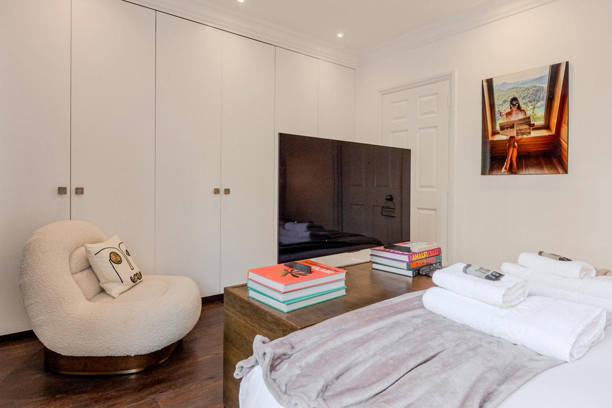 New 3lvl 3br With Garden, Prime Knightsbridge Apartment London