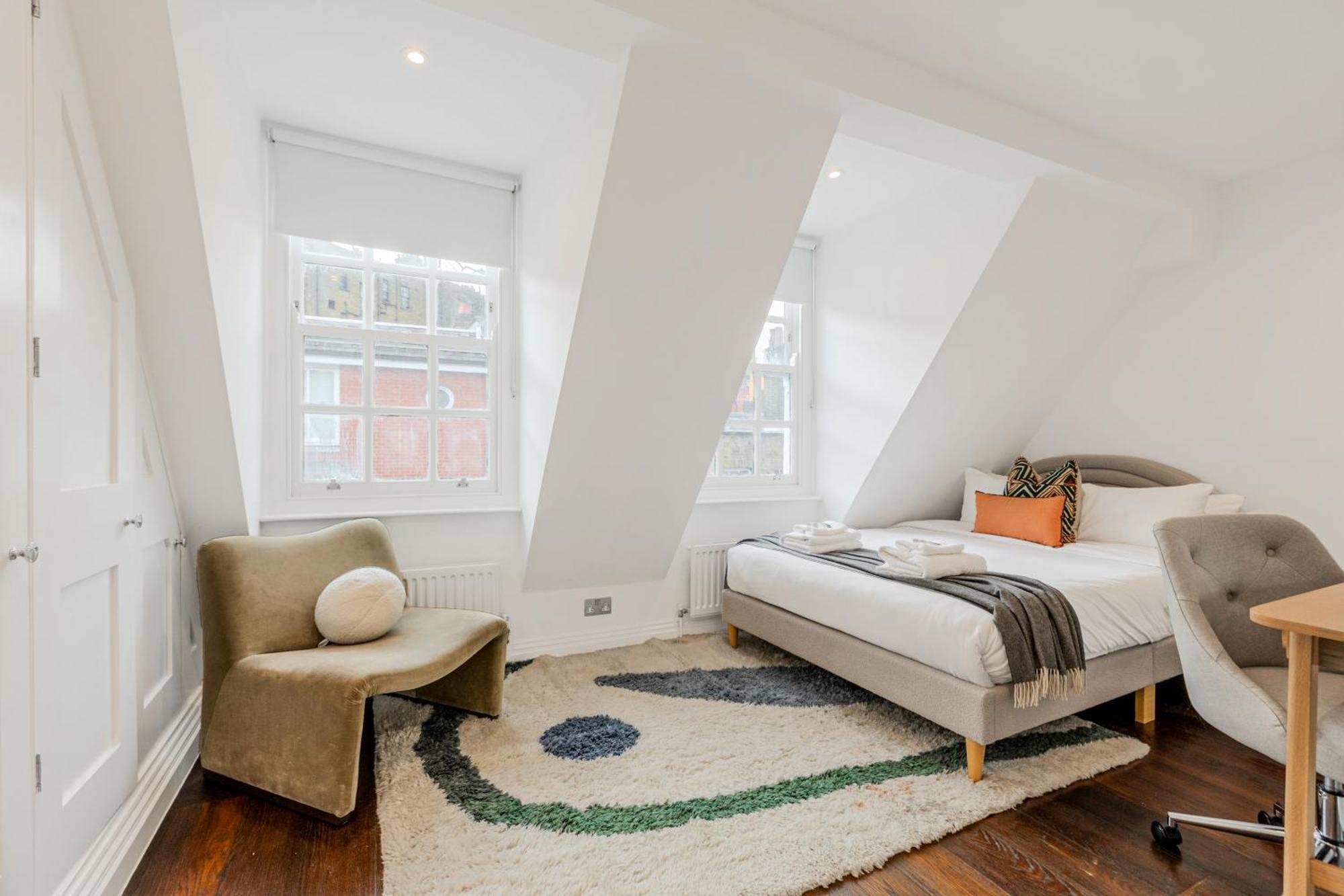 New 3lvl 3br With Garden, Prime Knightsbridge London