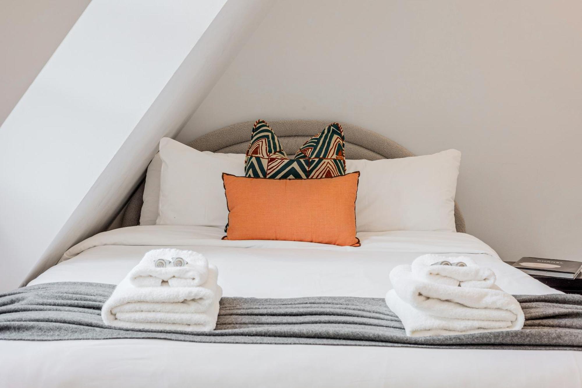 New 3lvl 3br With Garden, Prime Knightsbridge * London