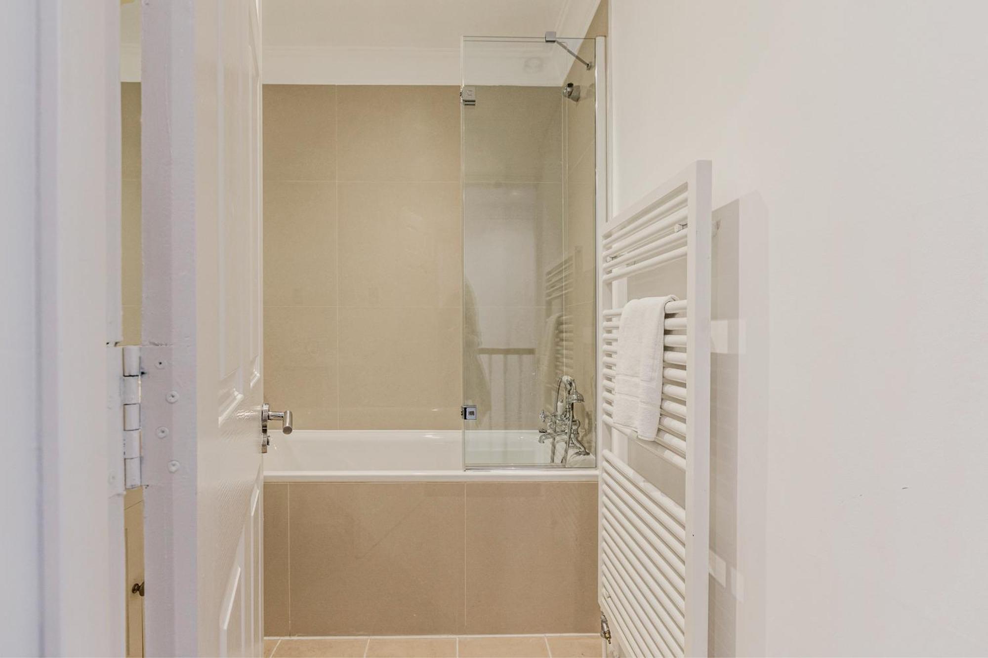 Apartment New 3lvl 3br With Garden, Prime Knightsbridge London