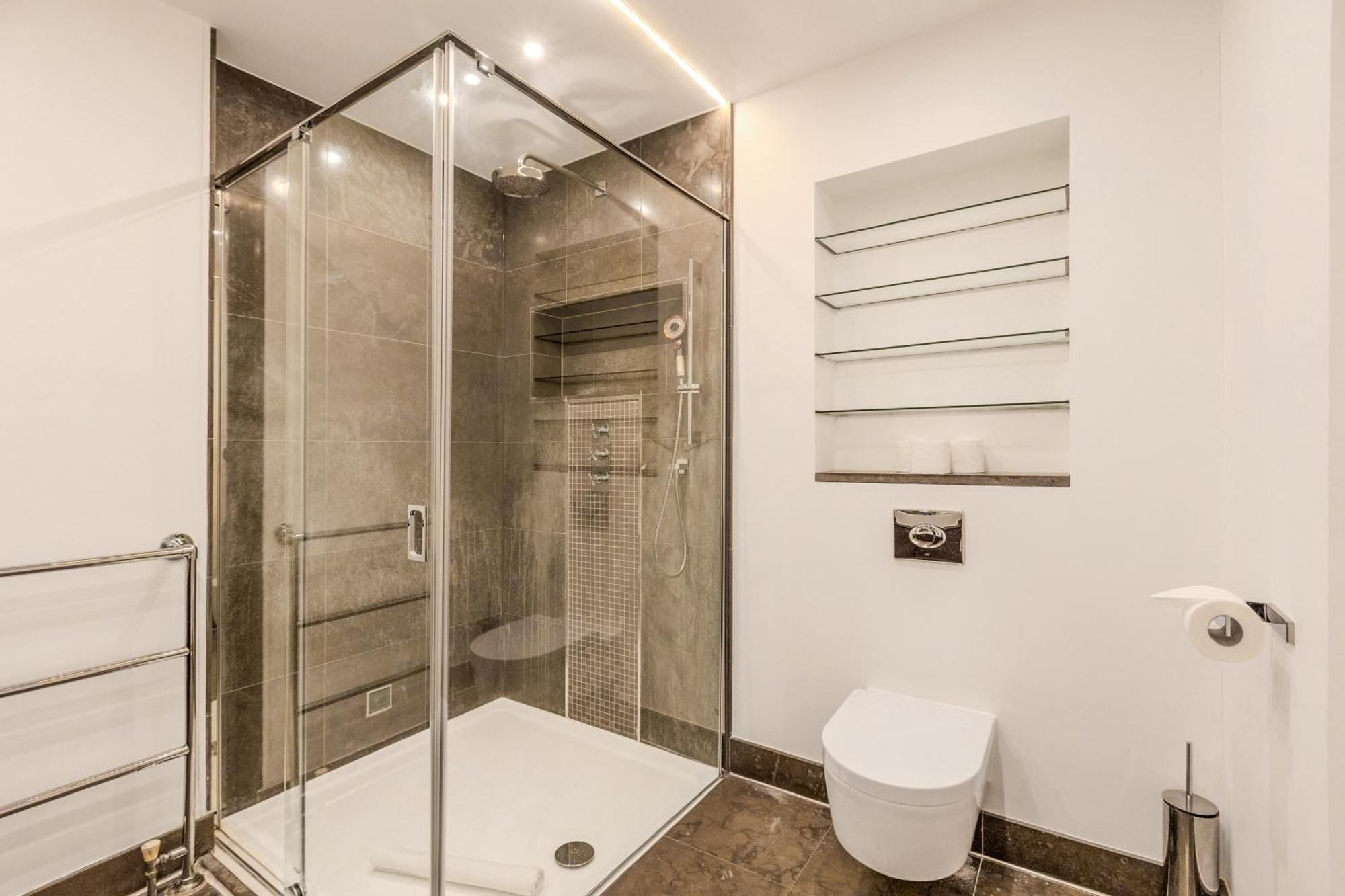 New 3lvl 3br With Garden, Prime Knightsbridge Apartment