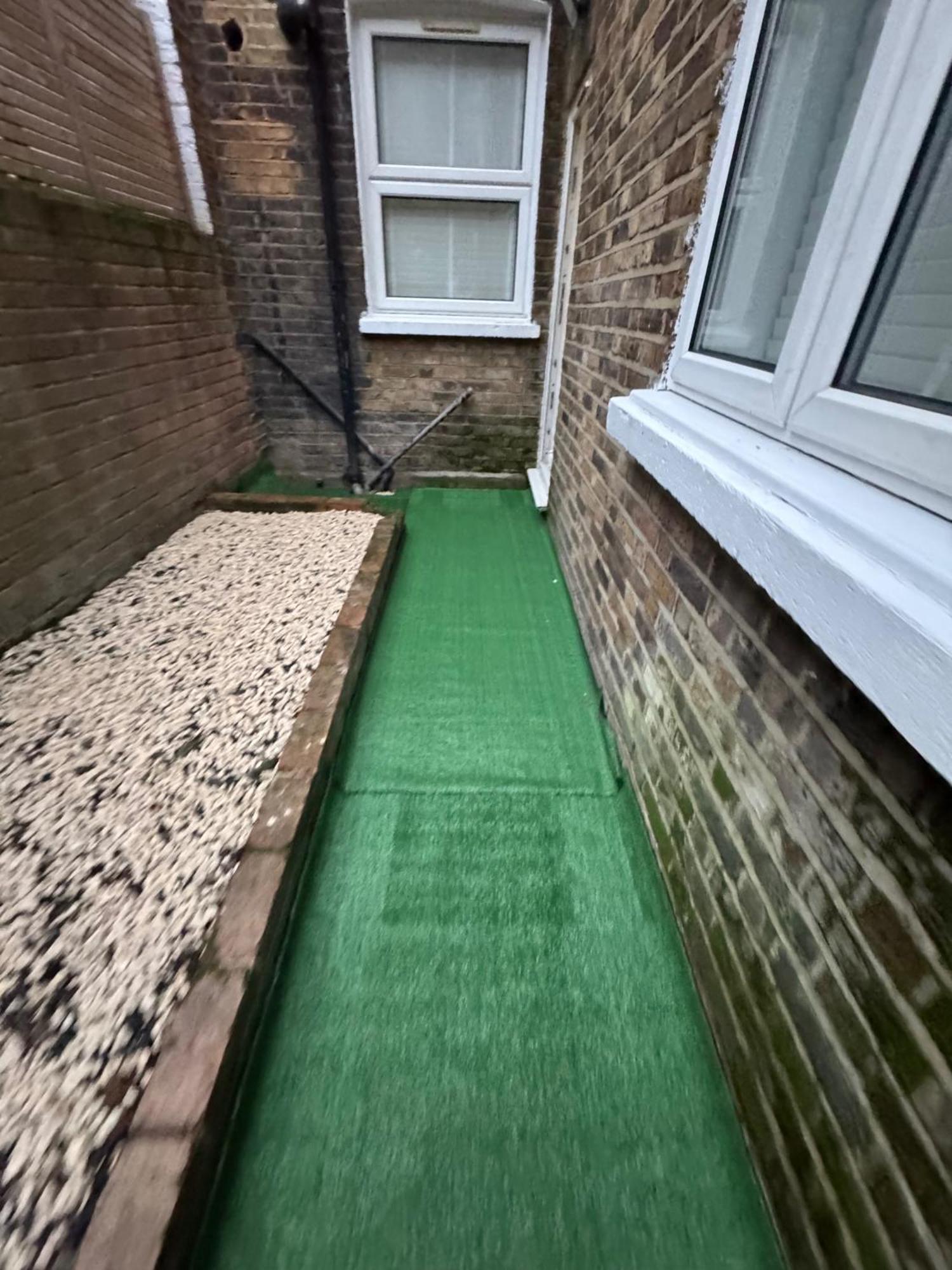 Charming 2 Bedroom In Apartment *