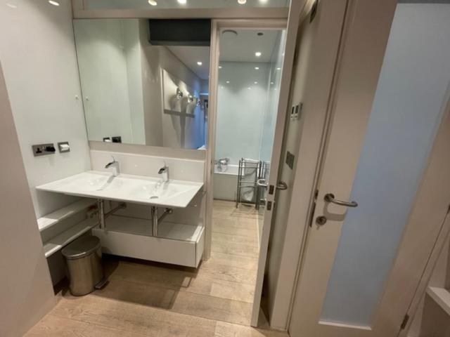 Apartment Modern Self-contained Ground And Basement