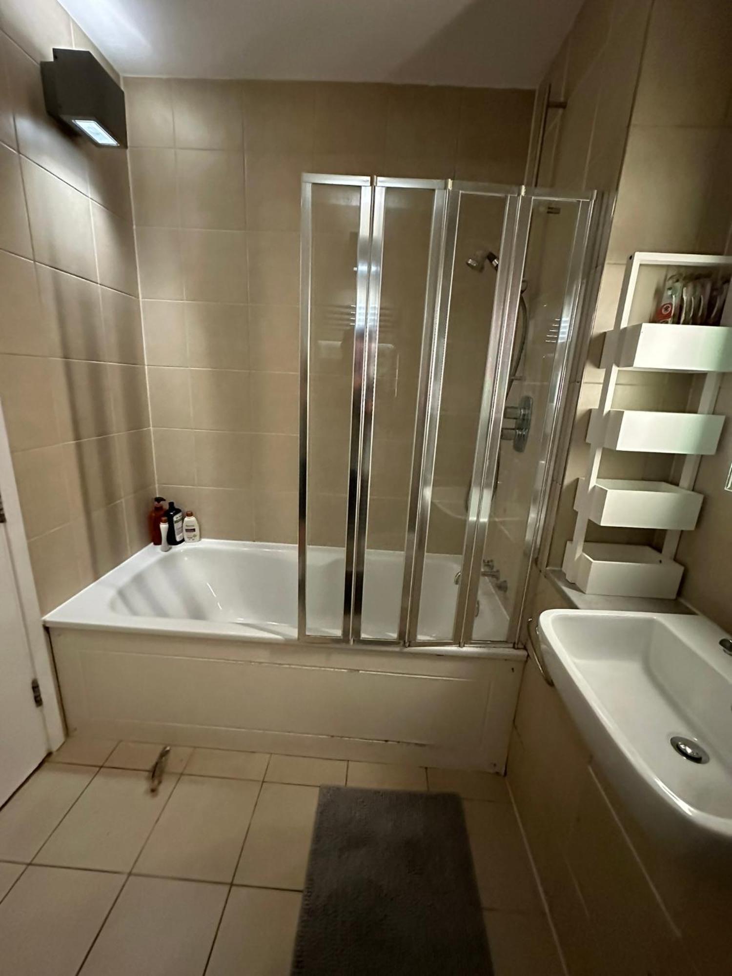 Apartment Double Bedroom With Shared Bathroom