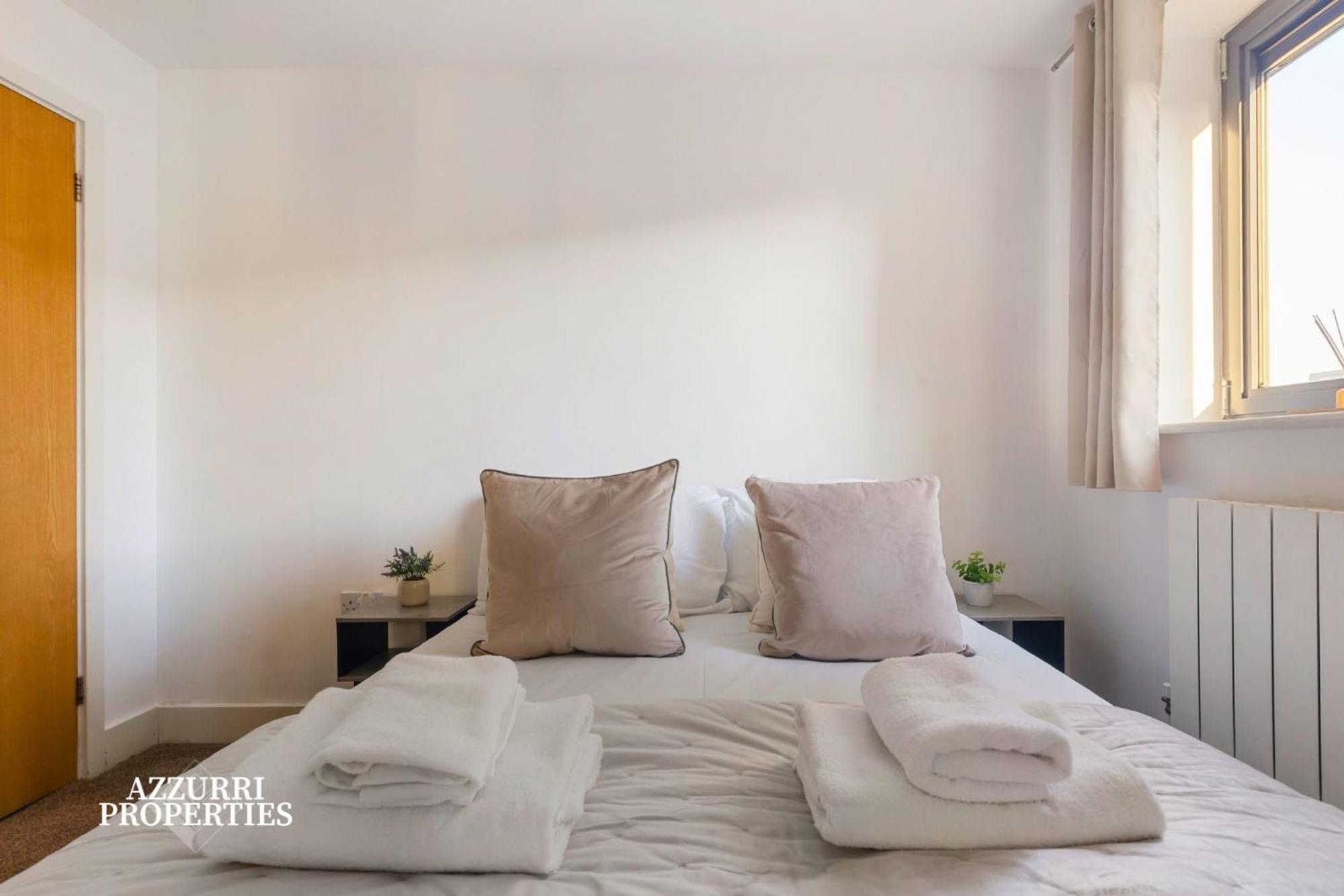 Apartment 50 Percent Off For Monthly And Only 7-minute To Crossharbour Station