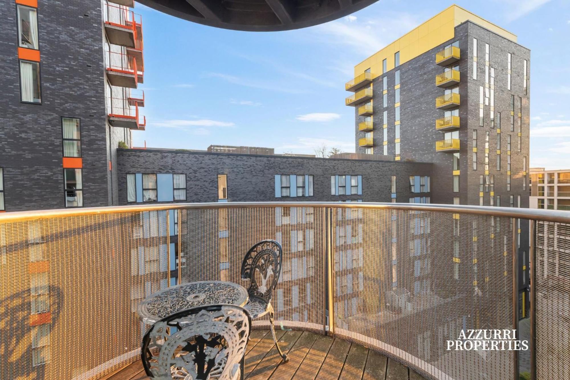 Apartment 50 Percent Off For Monthly And Only 7-minute To Crossharbour Station