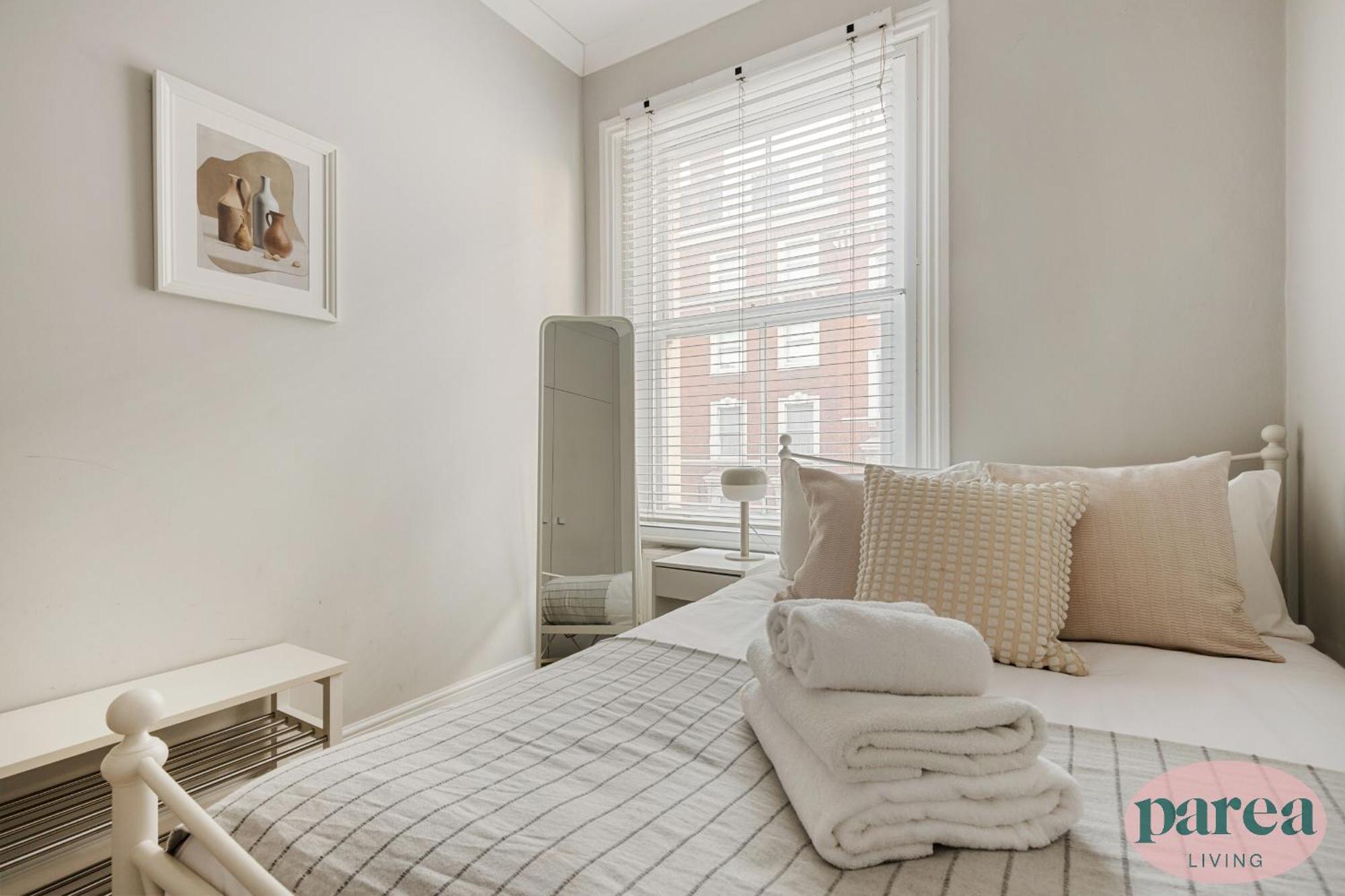 Parea Living - Stylish South Kensington Getaway Apartment London
