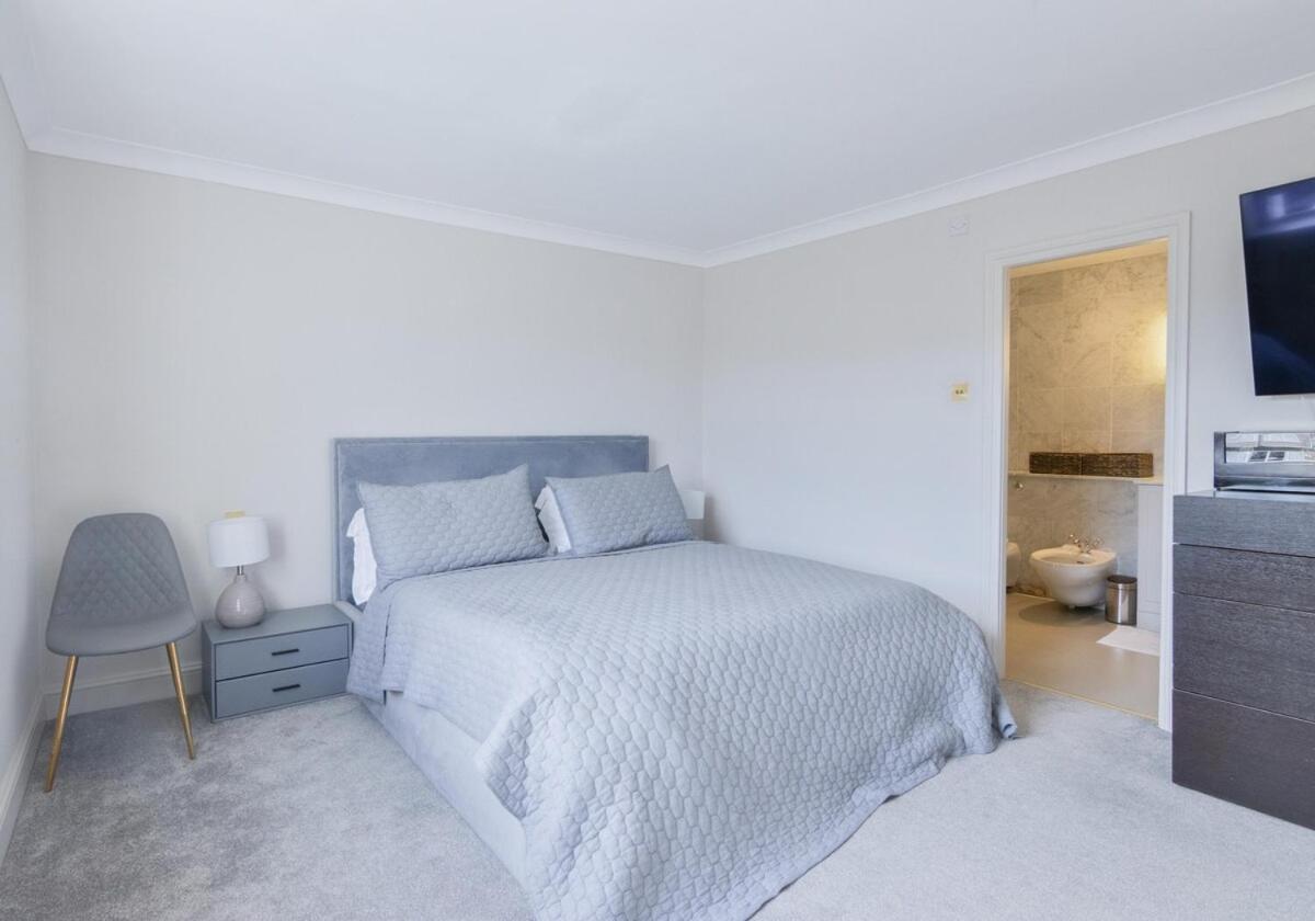 Apartment 3 Bedroom Luxury In Eaton Square *