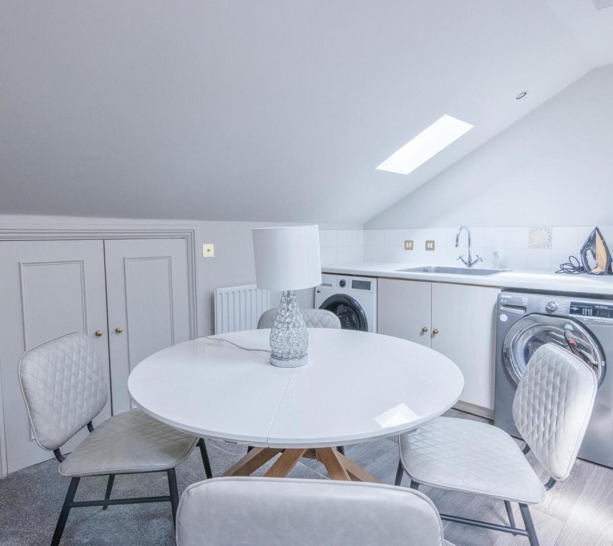 3 Bedroom Luxury In Eaton Square Apartment London