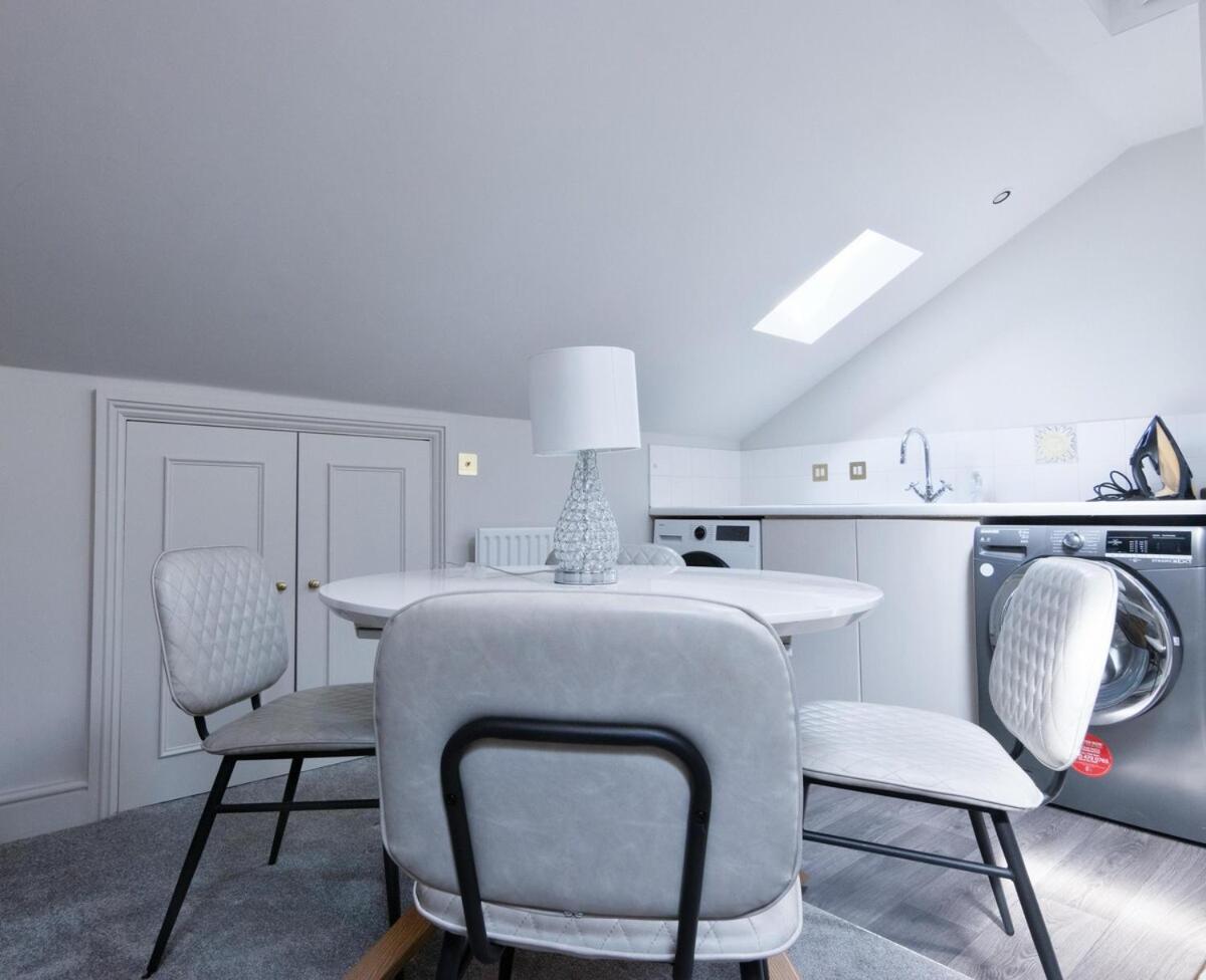3 Bedroom Luxury In Eaton Square Apartment London