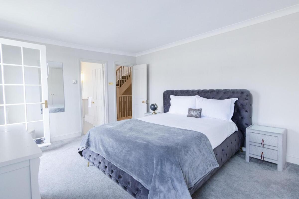 Apartment 3 Bedroom Luxury In Eaton Square *