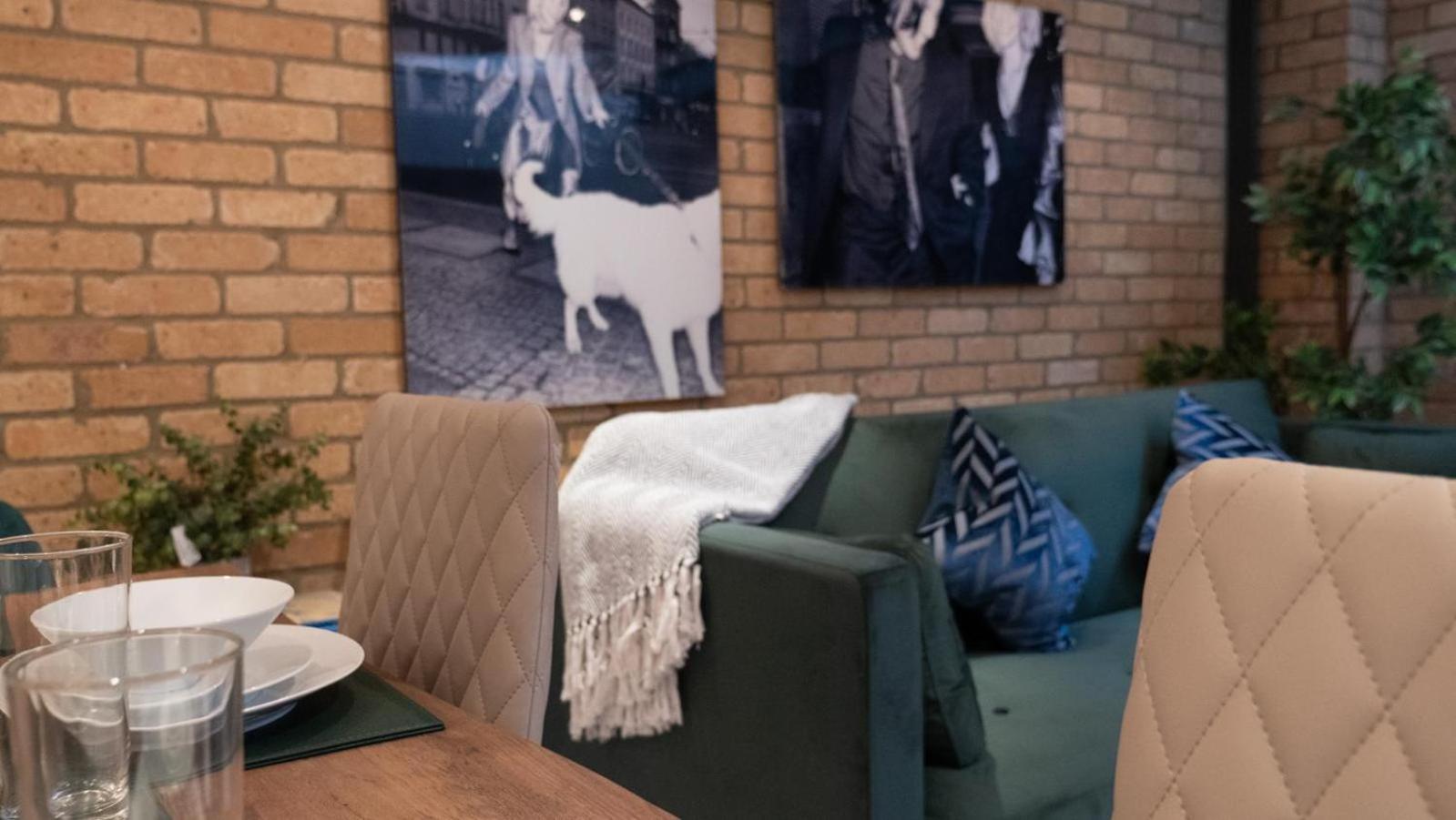 Spacious, Industrial, Zone 1, 2 Bed Apartamento *