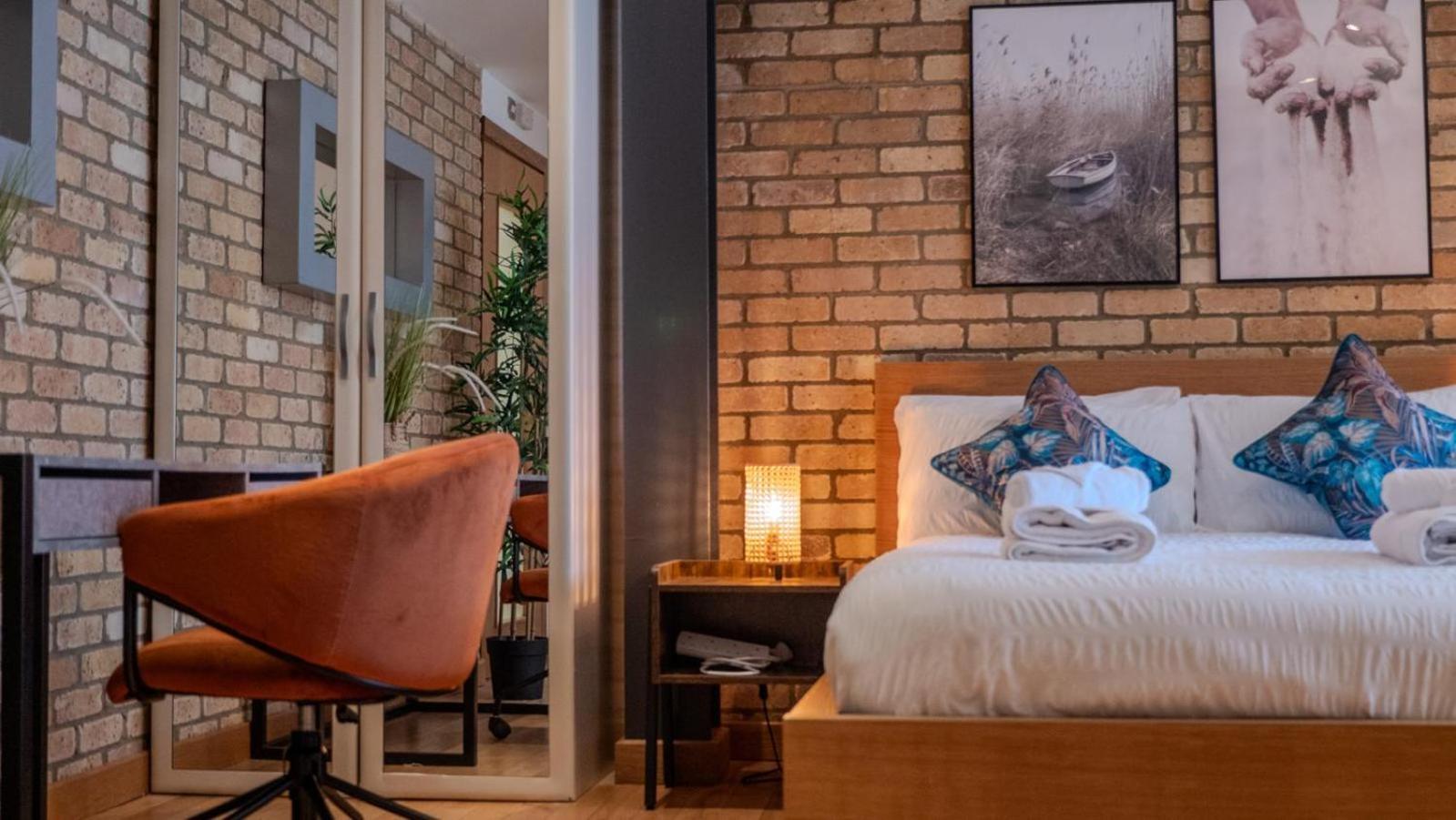 Spacious, Industrial, Zone 1, 2 Bed Apartamento
