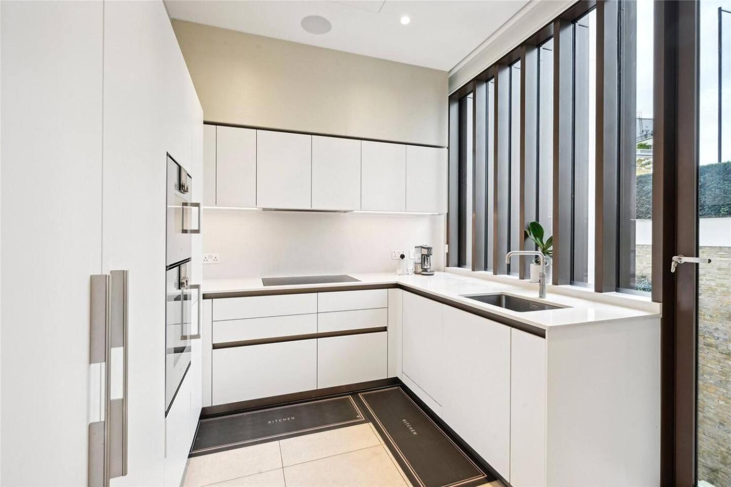Holland Park 3 Bedroom Apartment *