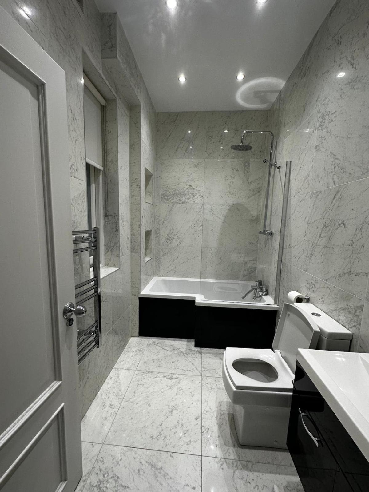 Stunning Two Bedrooms Apartment *