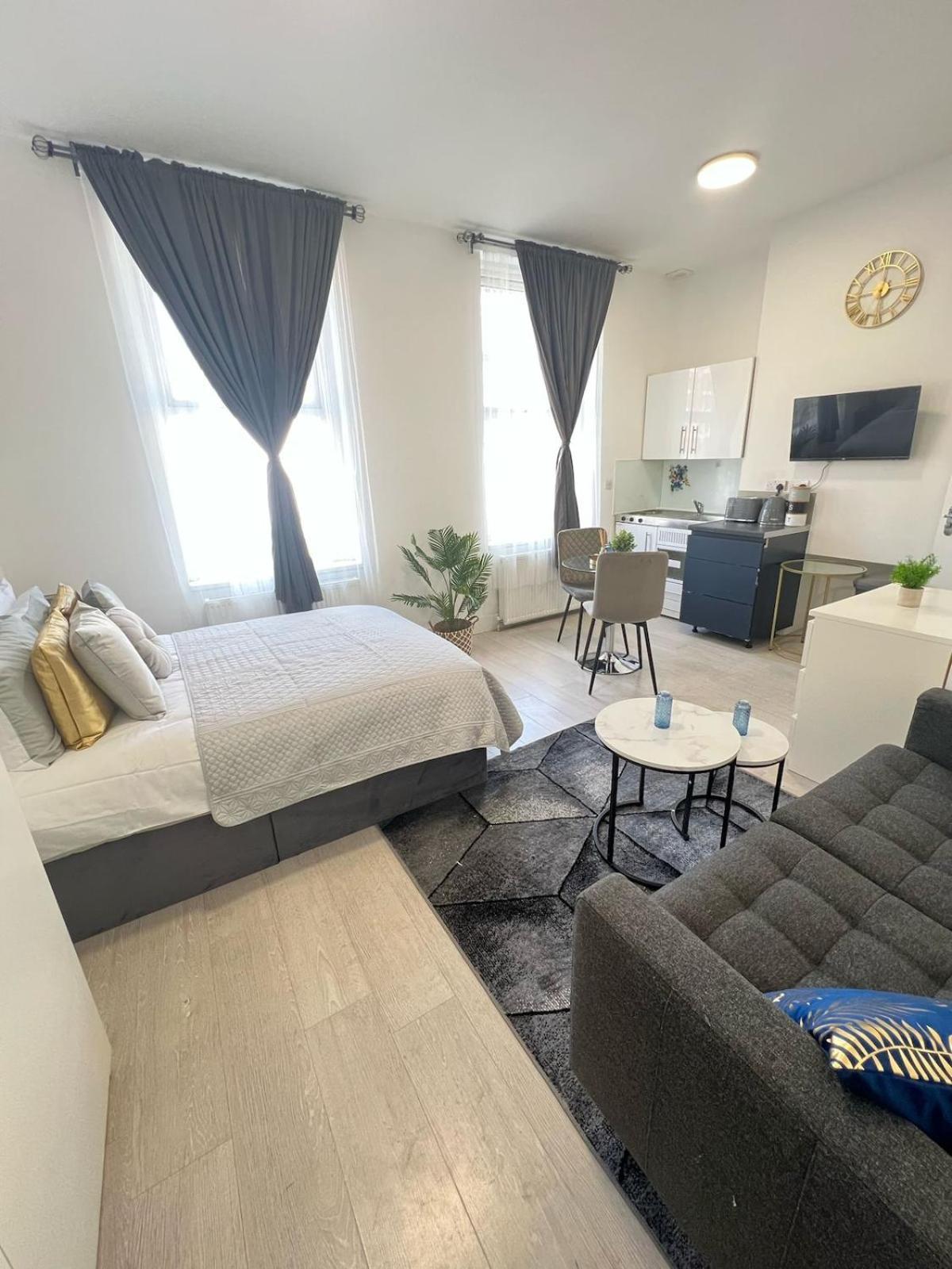 Apartment Spacious 10 Mins To Metro 1 Min To The Bus *