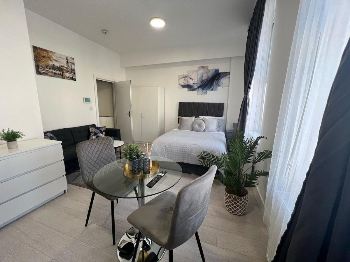 Apartment Spacious 10 Mins To Metro 1 Min To The Bus *